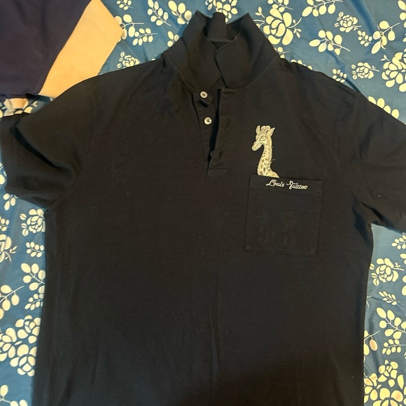 Louis Vuitton polos shirt Large but it’s a slim fit mostly like a medium - Picture 2 of 6